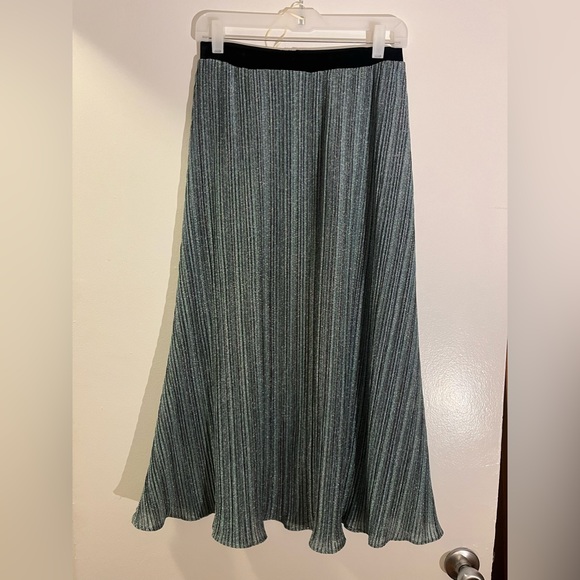 Long blue shimmer skirt with elastic waistband and black underskirt - Picture 6 of 6